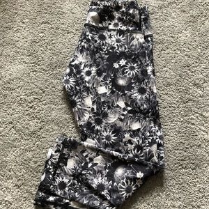 Lululemon lux floral crops